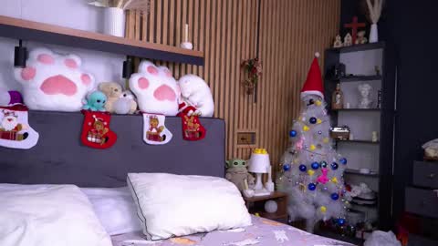 Snapshot of polly_bee chatting on 11-27-25, 08:05 Polly online show from 11-27-25, 08:05