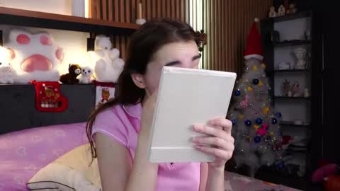 Snapshot of polly_bee chatting on 12-15-25, 07:34 Polly online show from 12-15-25, 07:34