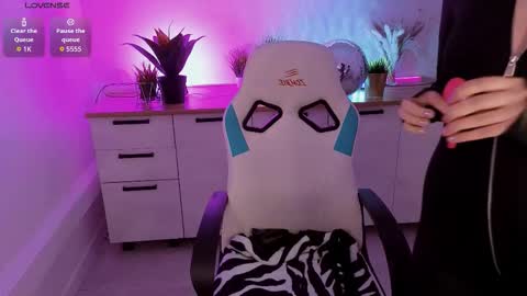  Your Polly  follow me  online show from 11-26-25, 02:29