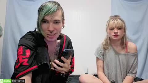 Snapshot of polyhouseofgays chatting on 09-23-25, 02:47 Cheshire Bee online show from 09-23-25, 02:47