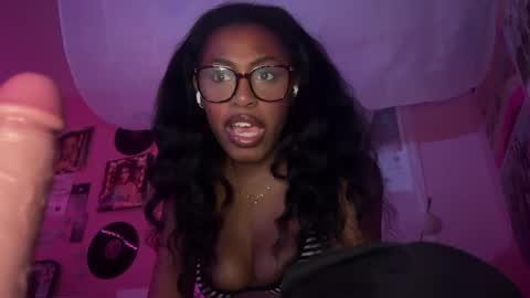 Snapshot of popasprincess chatting on 02-12-25, 04:01 princess online show from 02-12-25, 04:01