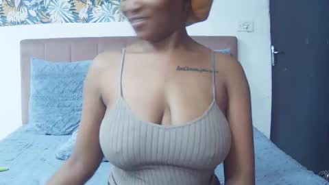 Snapshot of portableamber chatting on 12-17-25, 11:49 portableamber online show from 12-17-25, 11:49