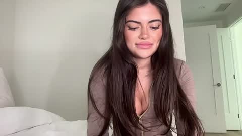 Snapshot of poutyselena chatting on 06-28-26, 10:05 Selena online show from 06-28-26, 10:05