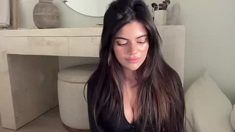 Snapshot of poutyselena chatting on 07-22-26, 12:35 Selena online show from 07-22-26, 12:35
