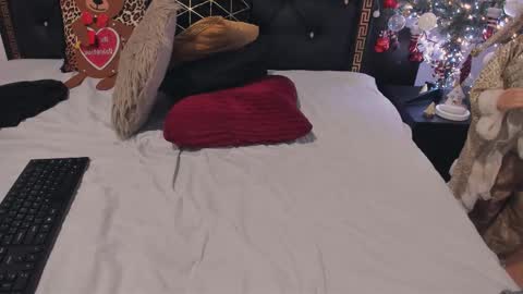 Ailyn online show from 12-20-25, 05:58