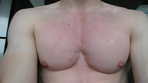 Snapshot of preettyboyx chatting on 10-04-25, 07:45 JUAN online show from 10-04-25, 07:45