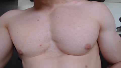 Snapshot of preettyboyx chatting on 10-06-25, 07:33 JUAN online show from 10-06-25, 07:33