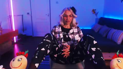 Snapshot of preggyhotmommy chatting on 12-12-24, 09:04 Victoria online show from 12-12-24, 09:04