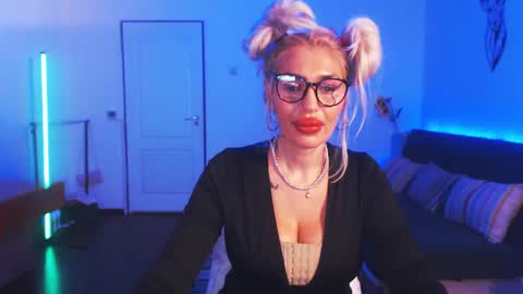 Snapshot of preggyhotmommy chatting on 12-22-24, 01:01 Victoria online show from 12-22-24, 01:01