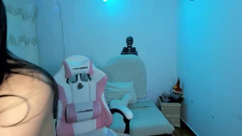 Snapshot of pretti_scarlett chatting on 10-21-25, 11:44 pretti scarlett online show from 10-21-25, 11:44