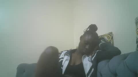 Snapshot of prettiest_doll chatting on 12-17-25, 01:00 prettiest_doll online show from 12-17-25, 01:00