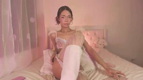 Snapshot of pretty_aerii chatting on 05-25-26, 05:57 sarah online show from 05-25-26, 05:57