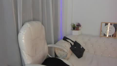 pretty online show from 12-02-25, 11:37