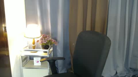 Snapshot of pretty_kimxxx chatting on 02-01-25, 02:16 Kim online show from 02-01-25, 02:16