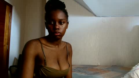 Snapshot of pretty_nyra chatting on 06-19-26, 01:37 Nyra online show from 06-19-26, 01:37