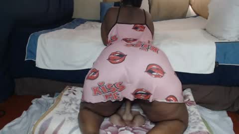 Snapshot of prettyblack25 chatting on 06-27-26, 02:01 Cindy online show from 06-27-26, 02:01