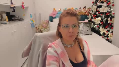 Snapshot of prettyblackeyes chatting on 12-09-24, 01:29 wilma online show from 12-09-24, 01:29