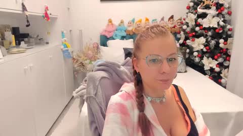Snapshot of prettyblackeyes chatting on 12-10-24, 03:41 wilma online show from 12-10-24, 03:41