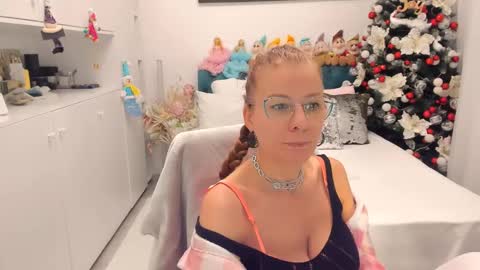 Snapshot of prettyblackeyes chatting on 12-11-24, 07:20 wilma online show from 12-11-24, 07:20