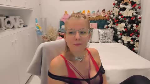 Snapshot of prettyblackeyes chatting on 12-26-24, 09:15 wilma online show from 12-26-24, 09:15