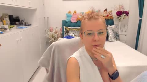 Snapshot of prettyblackeyes chatting on 02-26-25, 07:09 wilma online show from 02-26-25, 07:09