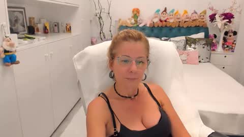 Snapshot of prettyblackeyes chatting on 09-12-25, 08:53 wilma online show from 09-12-25, 08:53