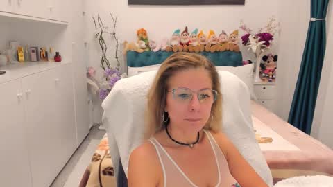 Snapshot of prettyblackeyes chatting on 10-07-25, 06:32 wilma online show from 10-07-25, 06:32