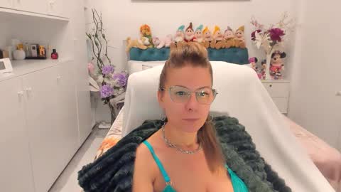 Snapshot of prettyblackeyes chatting on 10-18-25, 09:26 wilma online show from 10-18-25, 09:26