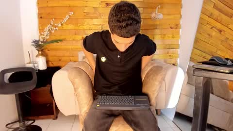 Snapshot of prettyboyy_13 chatting on 11-23-25, 06:41 Camilo online show from 11-23-25, 06:41