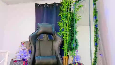 Snapshot of prettybunnies08 chatting on 12-04-25, 02:10 Enzo Denis online show from 12-04-25, 02:10