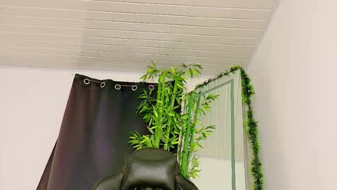 Snapshot of prettybunnies08 chatting on 12-13-25, 11:43 Enzo Denis online show from 12-13-25, 11:43