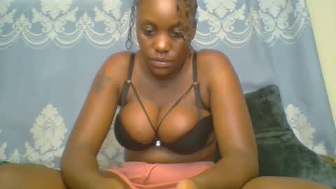 Snapshot of prettydarkskin002 chatting on 01-08-26, 11:01 SHANIA online show from 01-08-26, 11:01