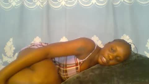 Snapshot of prettydarkskin002 chatting on 01-12-26, 12:10 SHANIA online show from 01-12-26, 12:10