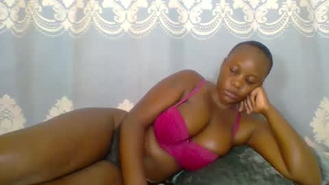 Snapshot of prettydarkskin002 chatting on 05-09-26, 10:09 SHANIA online show from 05-09-26, 10:09