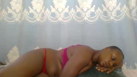 Snapshot of prettydarkskin002 chatting on 05-12-26, 10:56 SHANIA online show from 05-12-26, 10:56