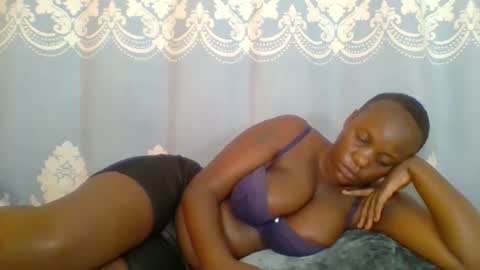 Snapshot of prettydarkskin002 chatting on 05-25-26, 10:32 SHANIA online show from 05-25-26, 10:32