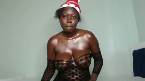Snapshot of prettyliz1999 chatting on 12-25-24, 12:05 Lizzy online show from 12-25-24, 12:05