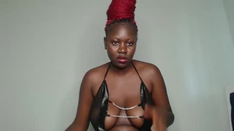 Snapshot of prettyliz1999 chatting on 01-08-25, 12:05 Lizzy online show from 01-08-25, 12:05