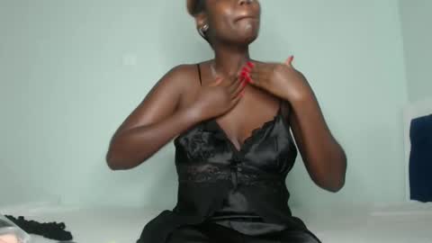 Snapshot of prettyliz1999 chatting on 02-07-25, 08:01 Lizzy online show from 02-07-25, 08:01