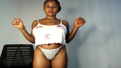 Snapshot of prettylove5 chatting on 05-20-26, 06:19 evelyn online show from 05-20-26, 06:19