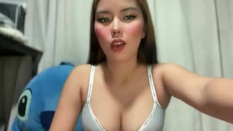 Snapshot of pricelessbeautyxxx chatting on 05-31-26, 08:32 TINA online show from 05-31-26, 08:32