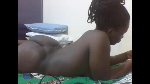 Snapshot of princess_cutie chatting on 11-27-25, 09:33 princess online show from 11-27-25, 09:33