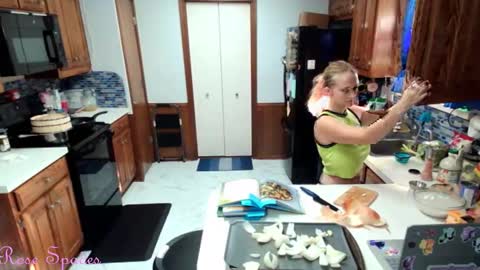 Snapshot of princess_rose_spades chatting on 10-31-25, 02:40 Princess Rose online show from 10-31-25, 02:40