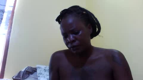 Snapshot of princessmiles2 chatting on 06-19-26, 12:20 phelly online show from 06-19-26, 12:20