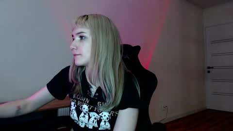 Snapshot of princessshy___ chatting on 02-26-25, 01:00 18 y.o online show from 02-26-25, 01:00