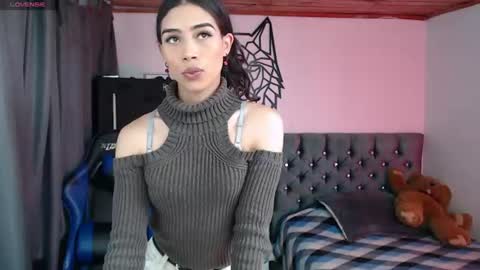 Snapshot of pupi_wolf chatting on 06-15-26, 04:53 Cris online show from 06-15-26, 04:53