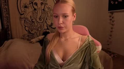 Snapshot of pureeangel chatting on 05-29-26, 02:26 Megan online show from 05-29-26, 02:26