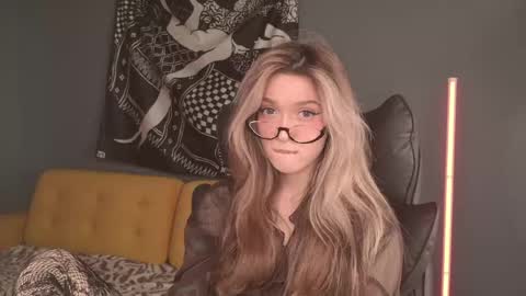 Snapshot of purple_averge chatting on 05-18-26, 04:18 Bella online show from 05-18-26, 04:18