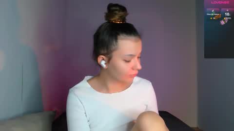 Snapshot of purple_peach chatting on 10-12-25, 12:20 Carolyn online show from 10-12-25, 12:20