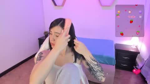 Snapshot of purple_slut_ chatting on 11-06-25, 04:24 Anna online show from 11-06-25, 04:24